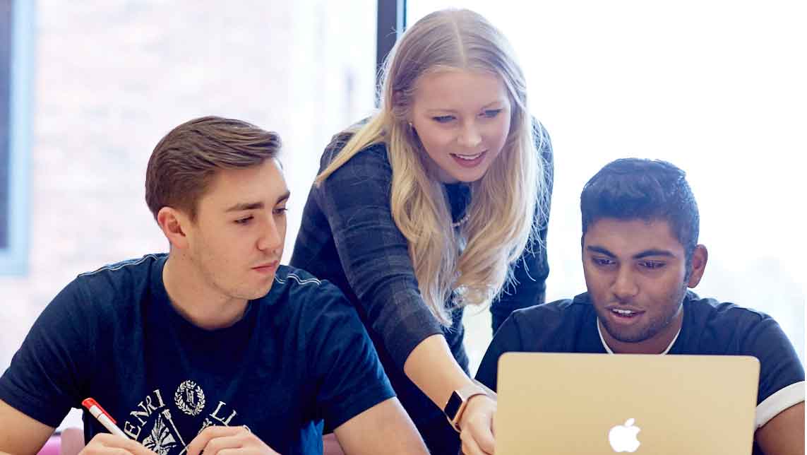 business students being taught by theit tutor