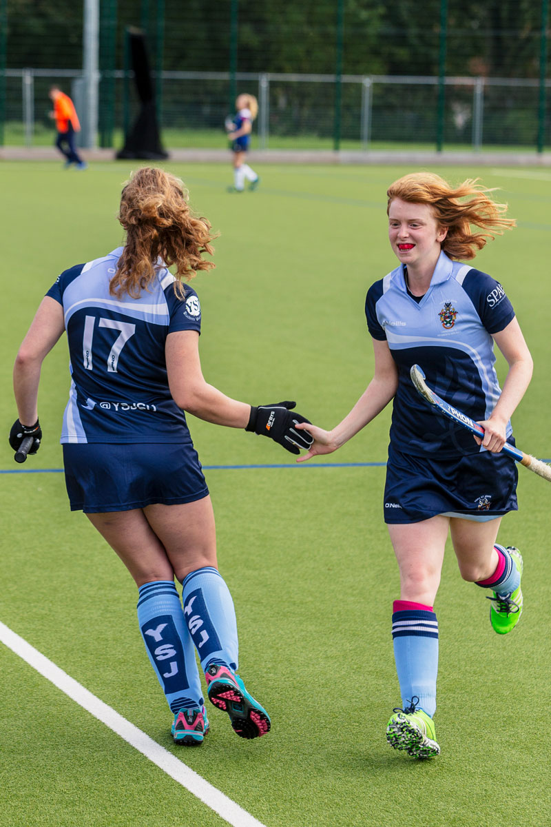 2 women hockey players from YSJ