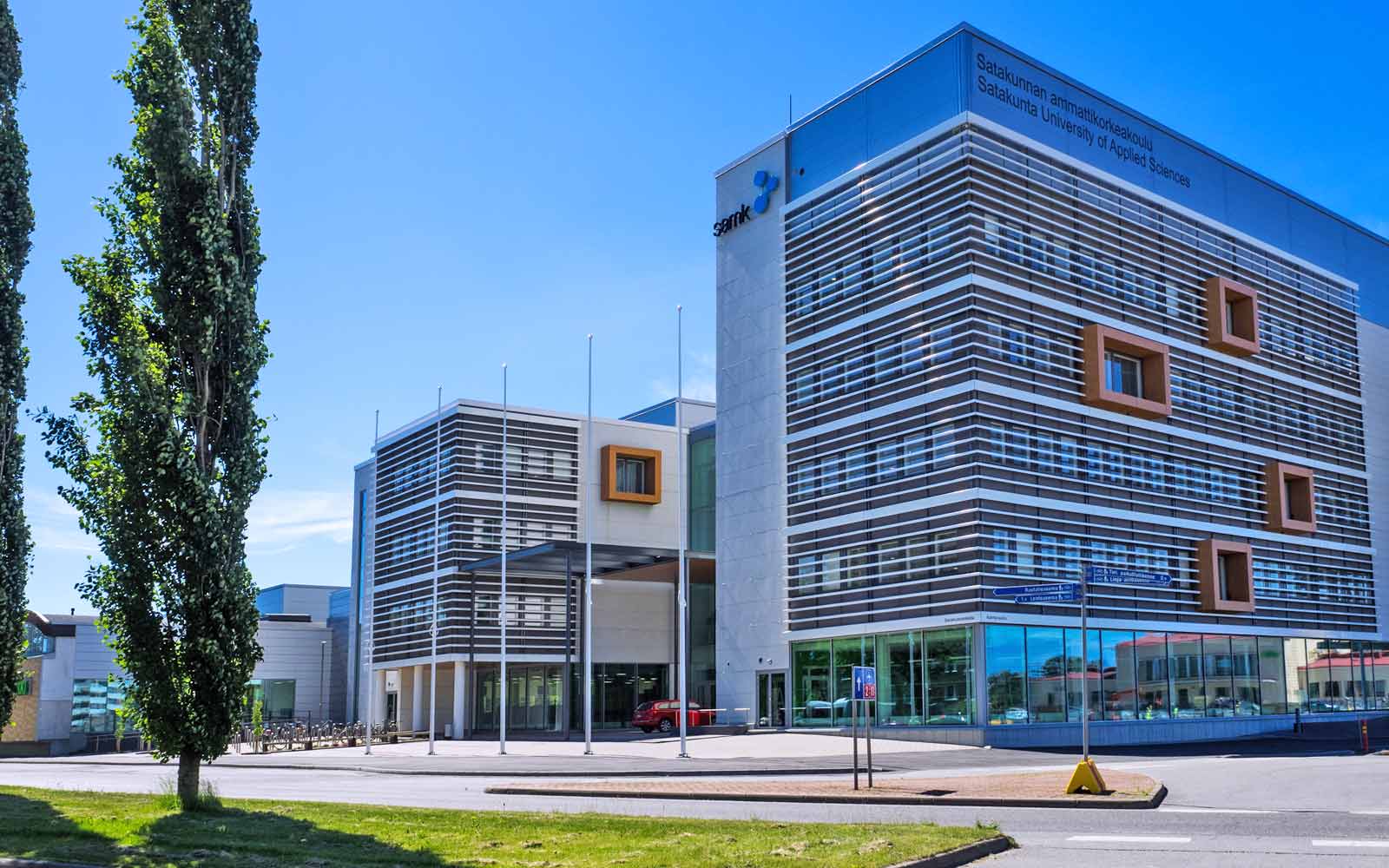 Modern buildings and trees on the Satakunta University of Applied Sciences campus.