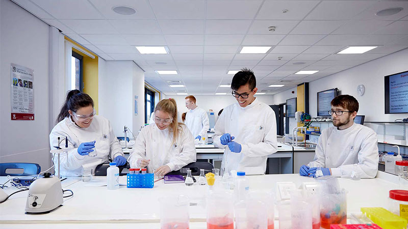 students in lab 800 x 450